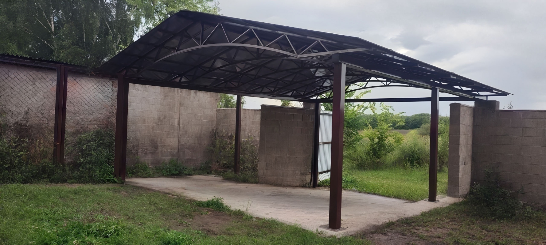 Двускатный навес с поликарбонатом для автомобиля Односкатный автонавес из поликарбоната в стиле хай-тек для автомобиля с закрытыми боковинами