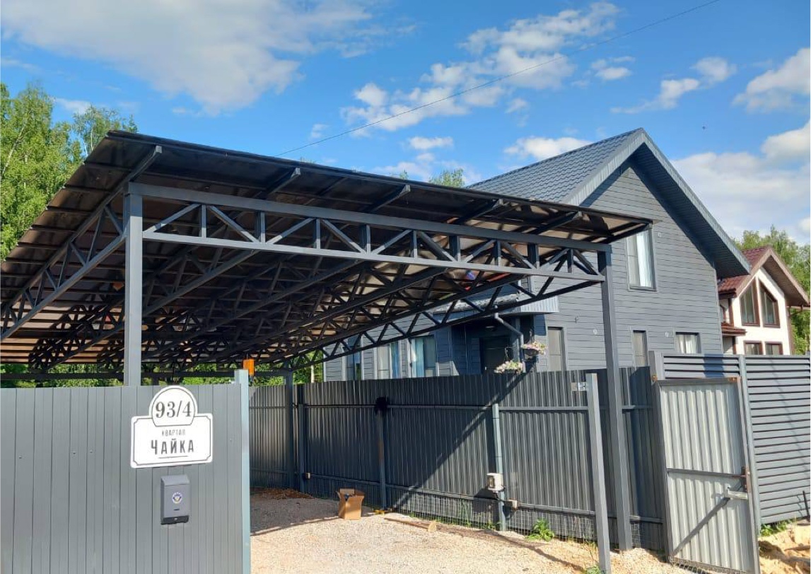 Односкатный навес из сотового поликарбоната Односкатный автонавес из поликарбоната в стиле хай-тек для автомобиля с закрытыми боковинами